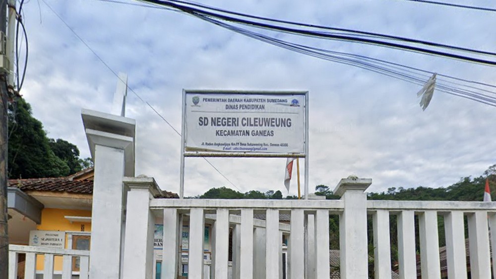 Papan nama SD Negeri Cileuweung Kecamatan Ganeas