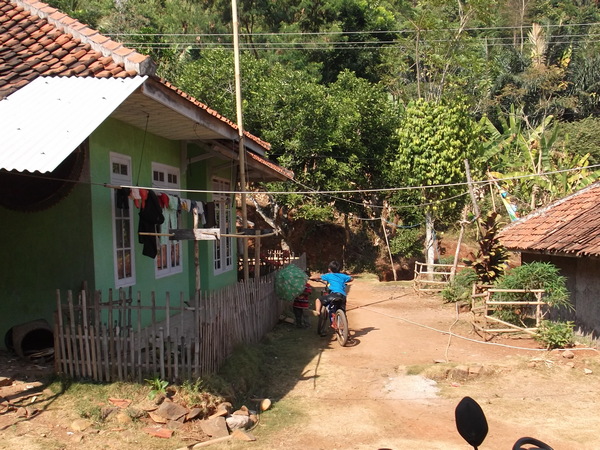 Suasana Kampung Cibeunteur Desa Suriamukti