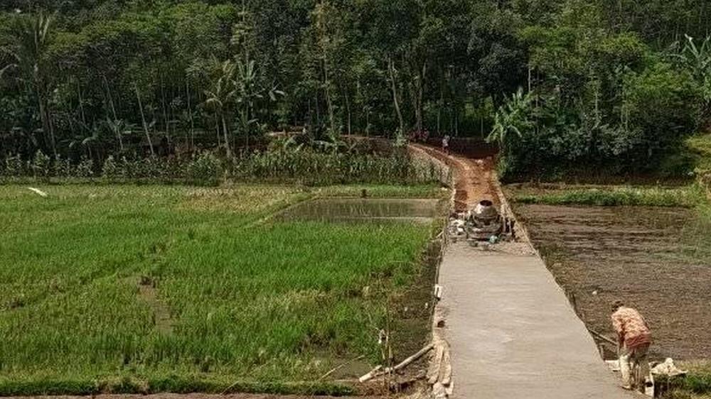 Akses jalan dari Kampung Sirahcai Desa Raharja