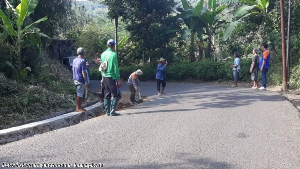 Akses jalan Kampung Cibutarengat di Desa Awilega