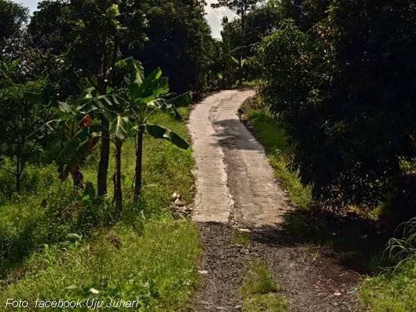 Salah satu akses jalan ke Kampung Cisepat di Desa Lebaksiuh