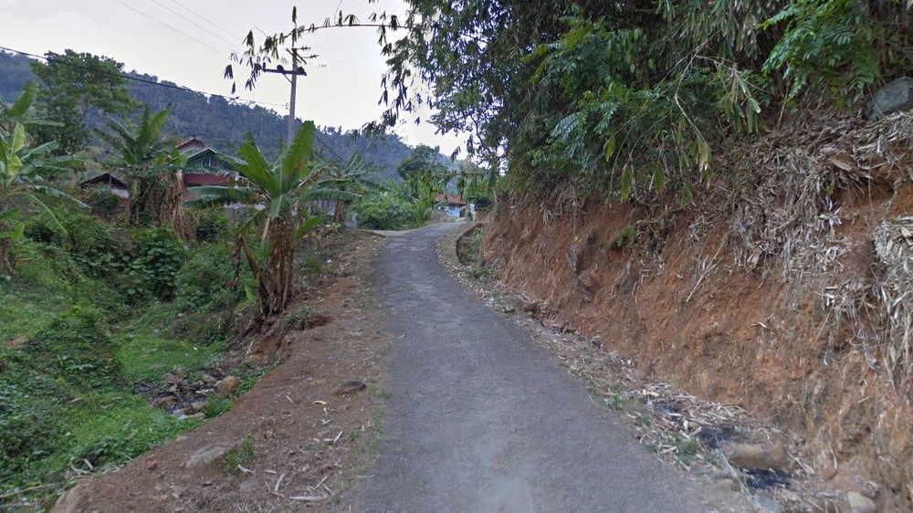 Akses jalan ke Kampung Kebonjambe Desa Cipeuteuy