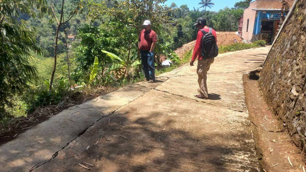 Akses jalan Kampung Ciraja I Desa Mekar Rahayu