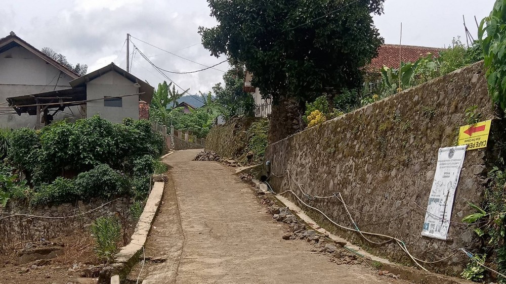Akses jalan ke SD Negeri Sirnaluyu Kecamatan Rancakalong