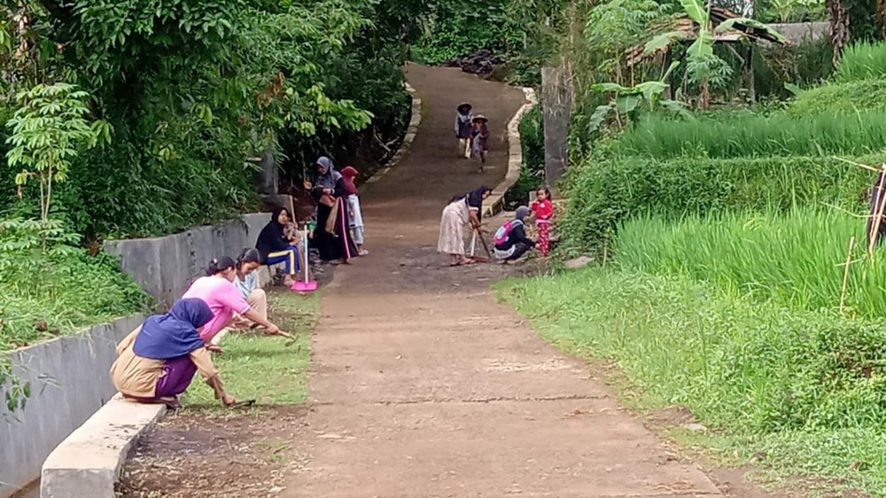 Akses jalan Kampung Garawangi Desa Cibunar