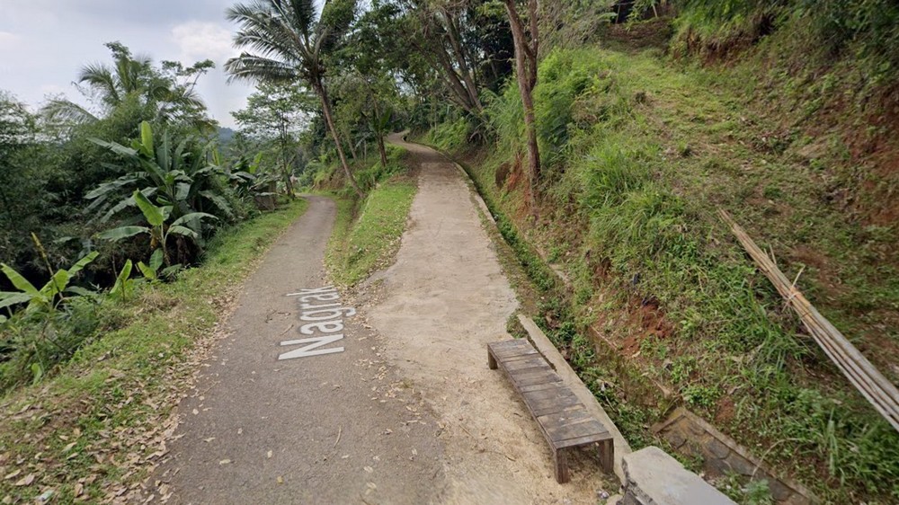 Akses jalan ke Kampung Gununggahung Desa Sukahayu