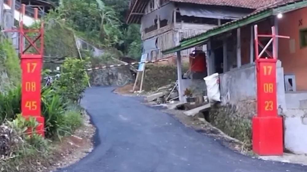 Salah satu jalan Kampung Selaawi Desa Sukahayu