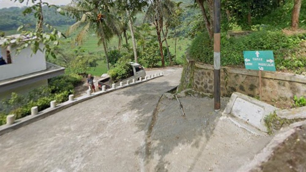 Akses masuk Kampung Legok Desa Sukamaju