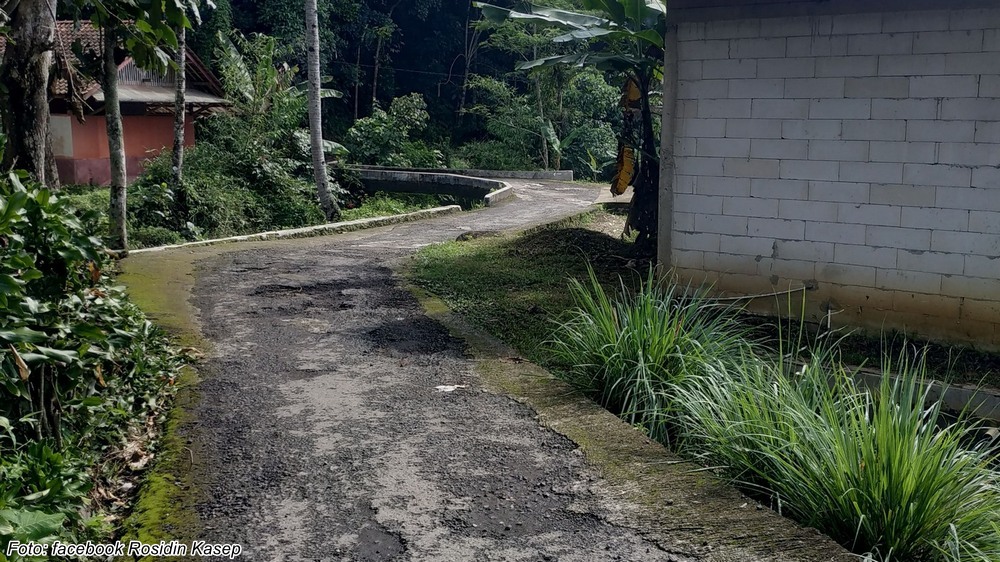 Akses jalan Kampung Cipaku Desa Pangadegan