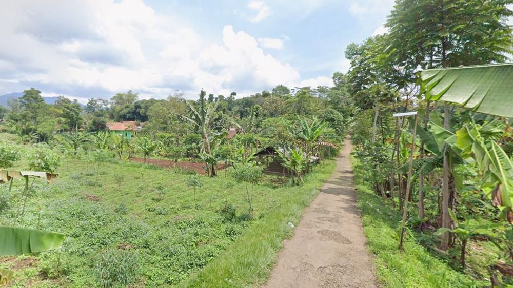 Akses jalan ke Kampung Ciinjuk Desa Sukawangi