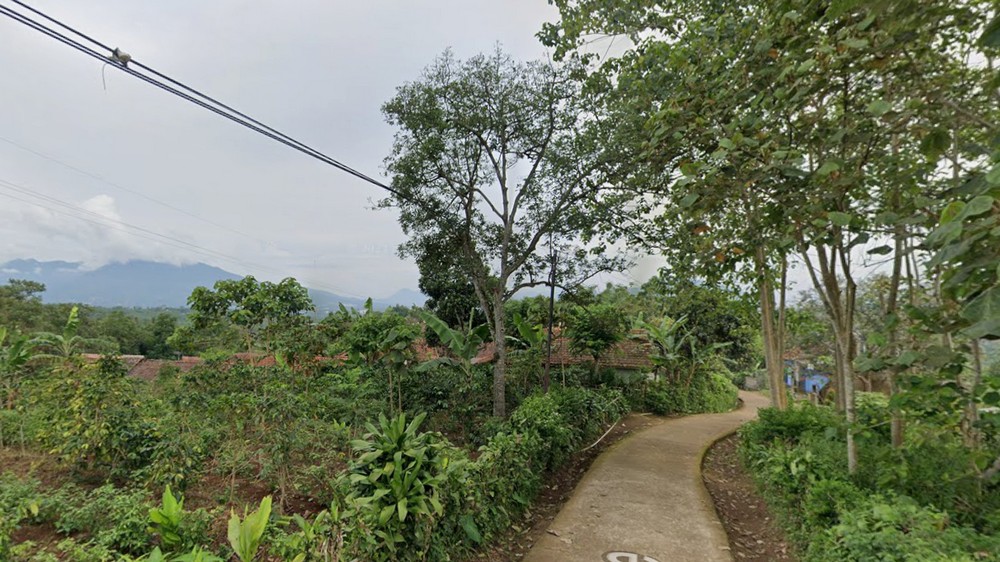 Akses jalan ke Kampung Lebakhuni Desa Sukawangi