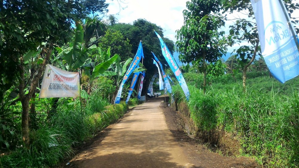 Akses jalan Kampung Sukamaju Desa Sukawangi