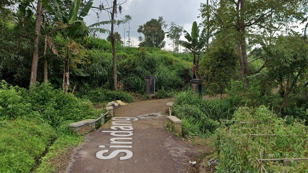 Akses masuk ke Kampung Cilame Desa Cibunar