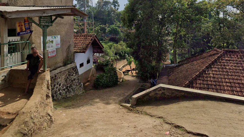 Akses masuk Kampung Pasirbatu Desa Genteng