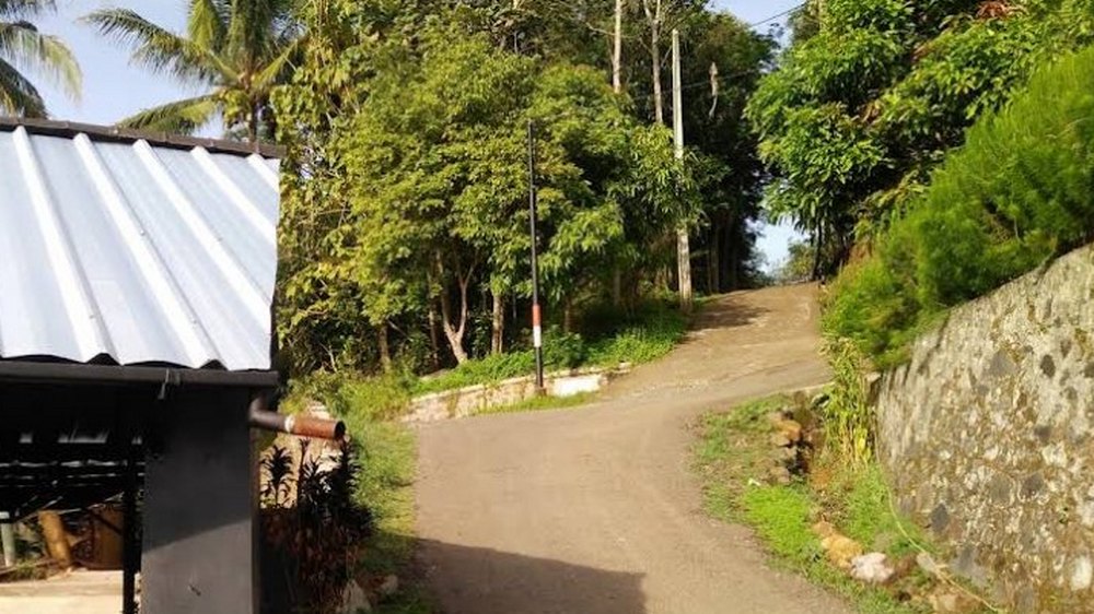 Akses masuk Kampung Ciakar Desa Sukamaju