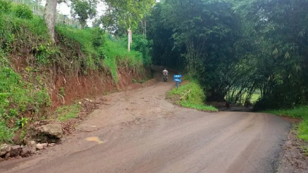 Akses masuk Kampung Cikaramas Desa Sukawangi