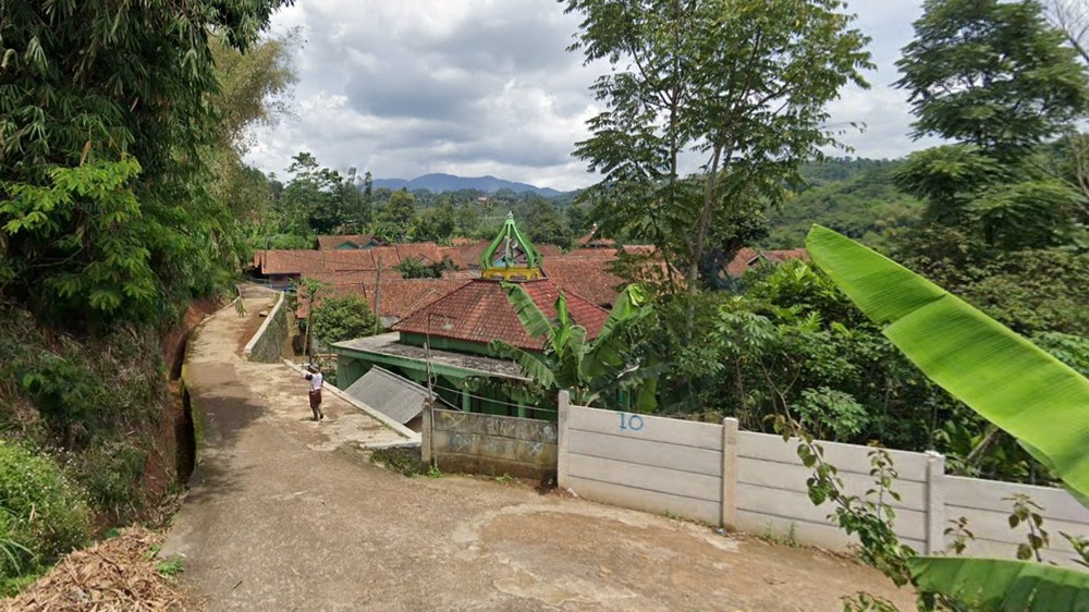 Akses masuk Kampung Lemahneundeut Desa Citali