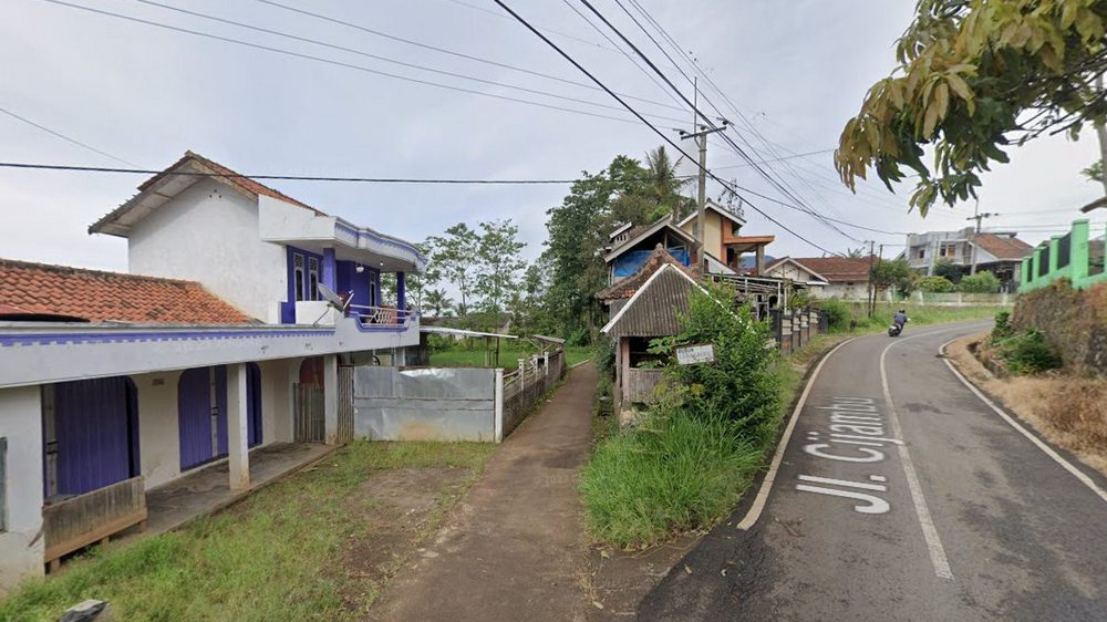 Akses masuk Kampung Lebak Biru Desa Pasigaran