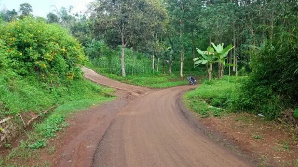 Akses masuk Kampung Pasirsalam Desa Sukawangi
