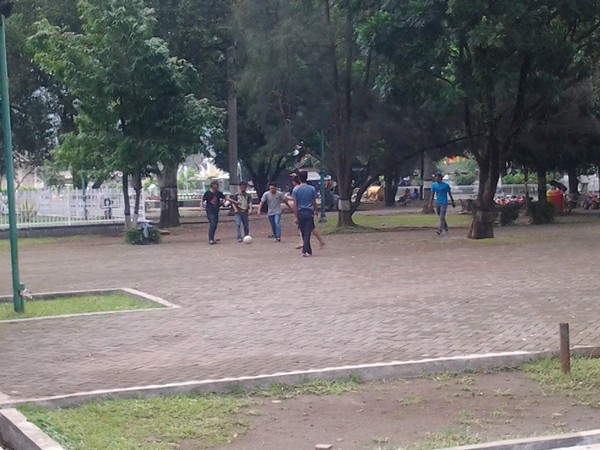 Pemuda lagi bermain bola di Alun-alun Sumedang
