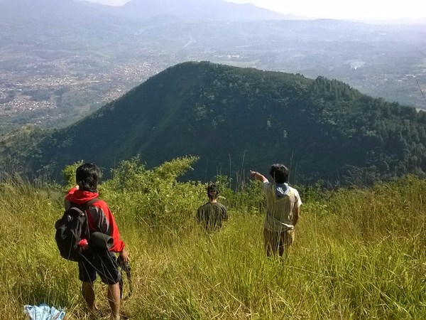 Bukit Jarian dari pundak Gunung Geulis (foto: ETERNAL RECURRENCE)