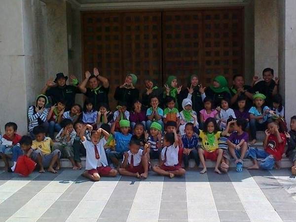 Siswa International Green School foto bersama pengajar