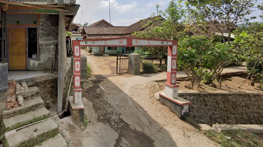 Salah satu gapura Kampung Paseh Desa Cibungur