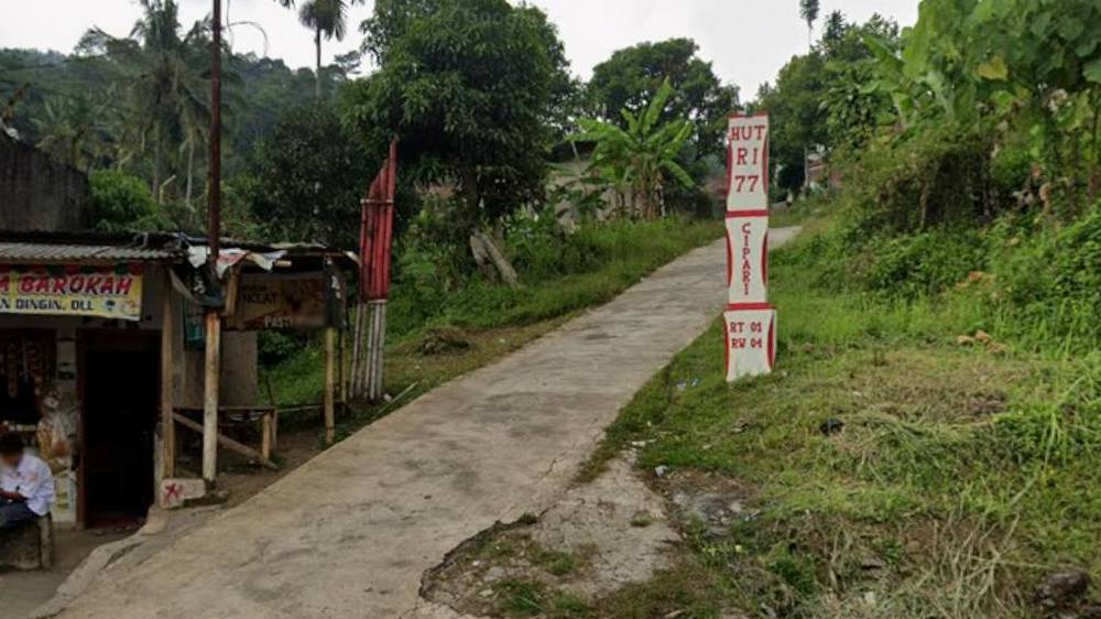 Gapura masuk Kampung Cipari bagian barat