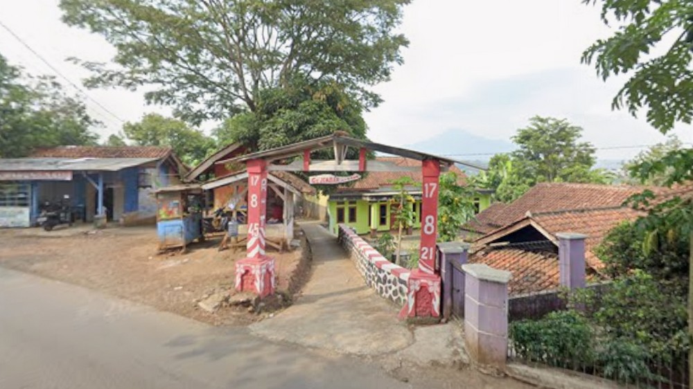 Gapura di Kampung Nanggewer Desa Mulyasari