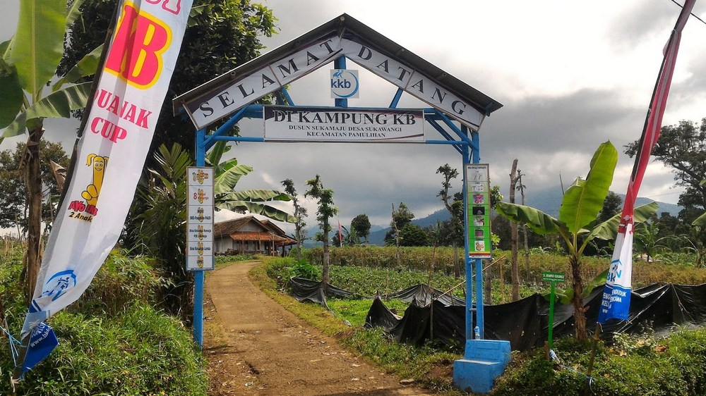 Gapura masuk Kampung Sukamaju Desa Sukawangi