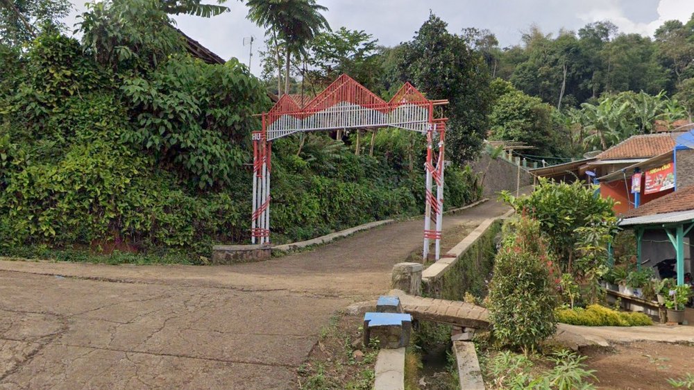 Gapura Kampung Cipulus Desa Pasigaran