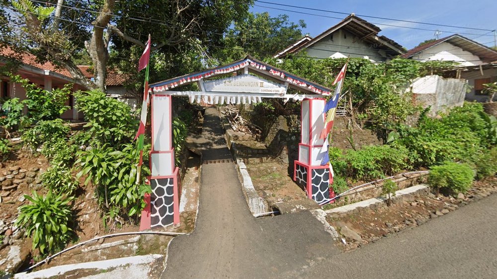 Gapura masuk ke SD Negeri Bendungan II Sumedang Utara