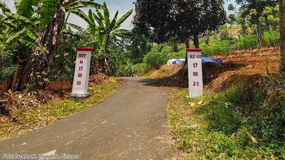 Gapura selatan Kampung Cikubang Desa Sukahayu