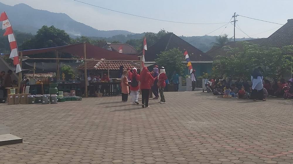 Kegiatan di pusat Kampung Tagog Desa Cibeureum Kulon