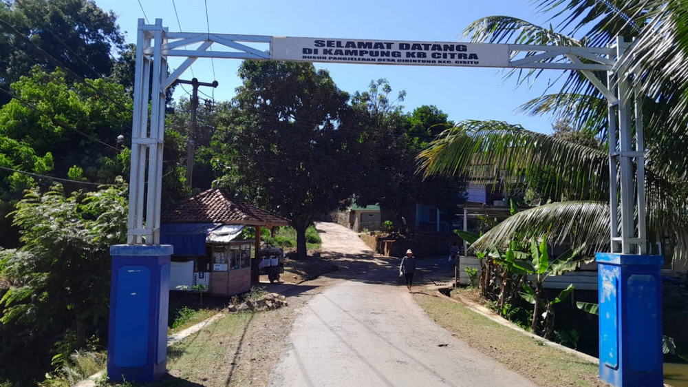Gerbang masuk Kampung Pangjeleran Desa Cigintung