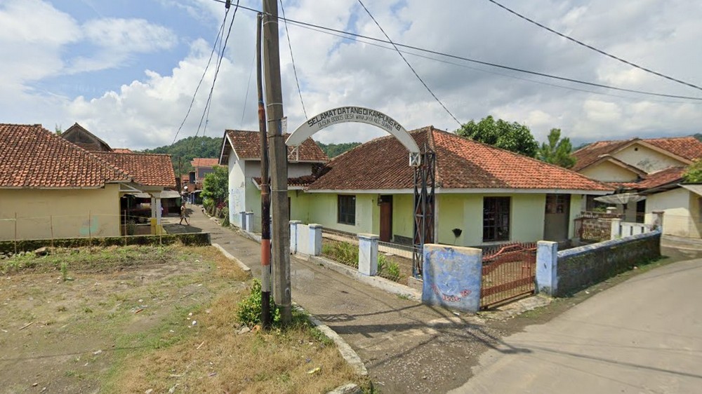 Gerbang pemukiman Kampung Bobos di Desa Wanajaya