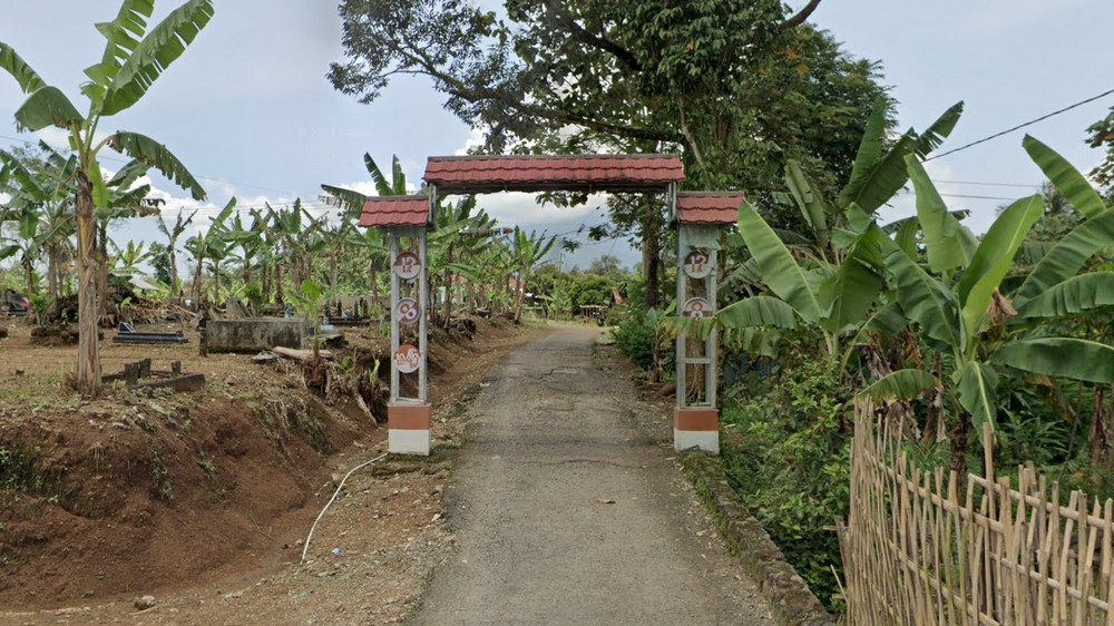 Gerbang masuk Kampung Cinangsi di Desa Sukamukti