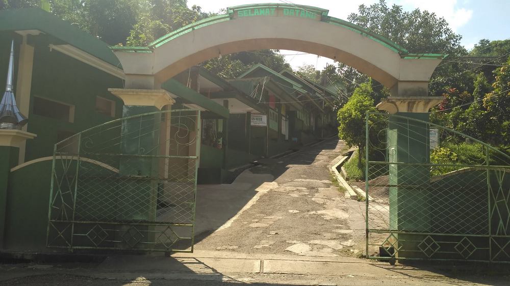 Gerbang masuk ke MTs Plus An-Nuur Sumedang