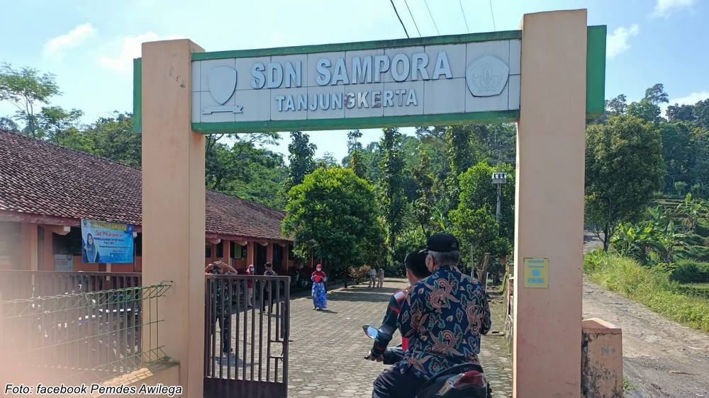 Gerbang sekolah SD Negeri Sampora Tanjungkerta
