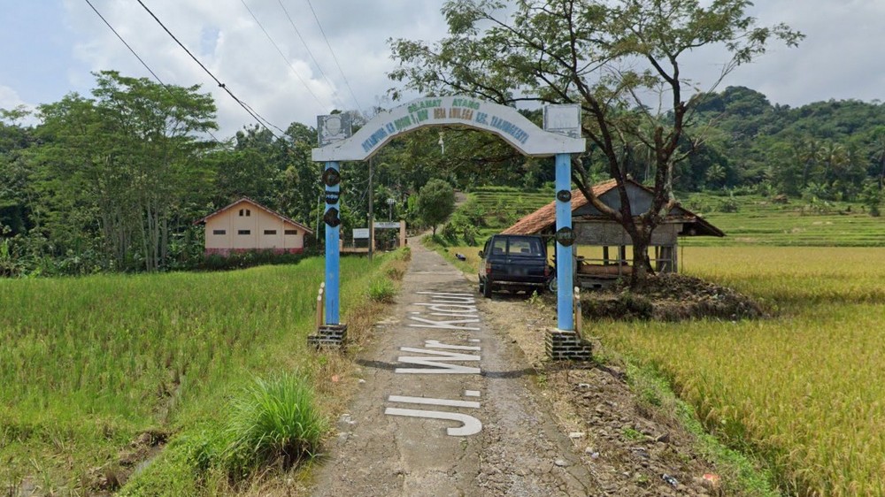 Gerbang menuju Kampung Sampora Desa Awilega