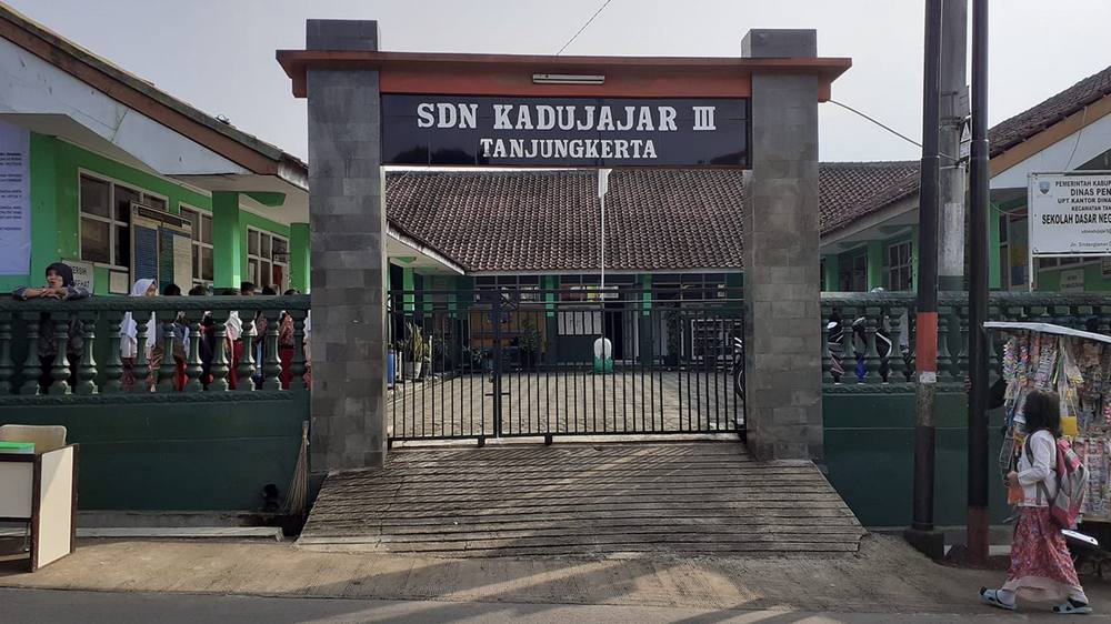 Gerbang sekolah SD Negeri Kadujajar III Tanjungkerta