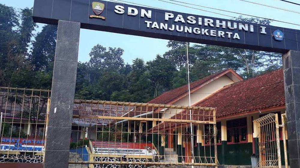 Gerbang sekolah SD Negeri Pasirhuni I Kecamatan Tanjungkerta