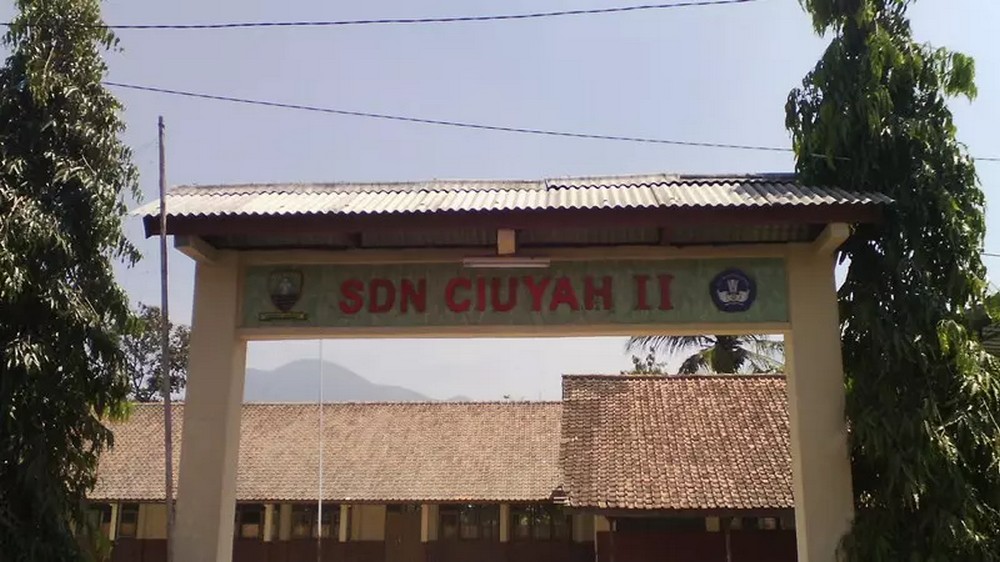 Gerbang SD Negeri Ciuyah II Kecamatan Cisarua