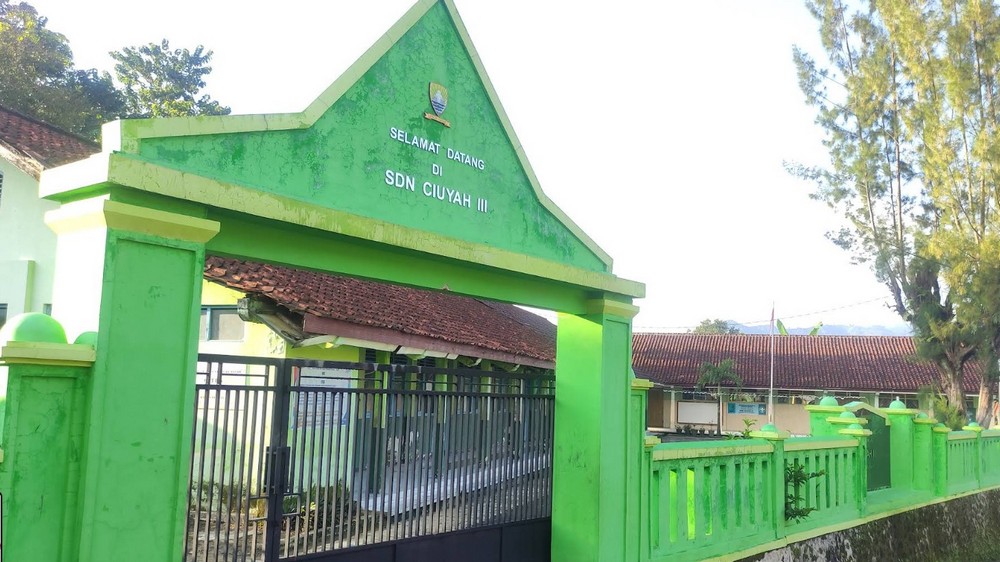 Gerbang SD Negeri Ciuyah III Kecamatan Cisarua