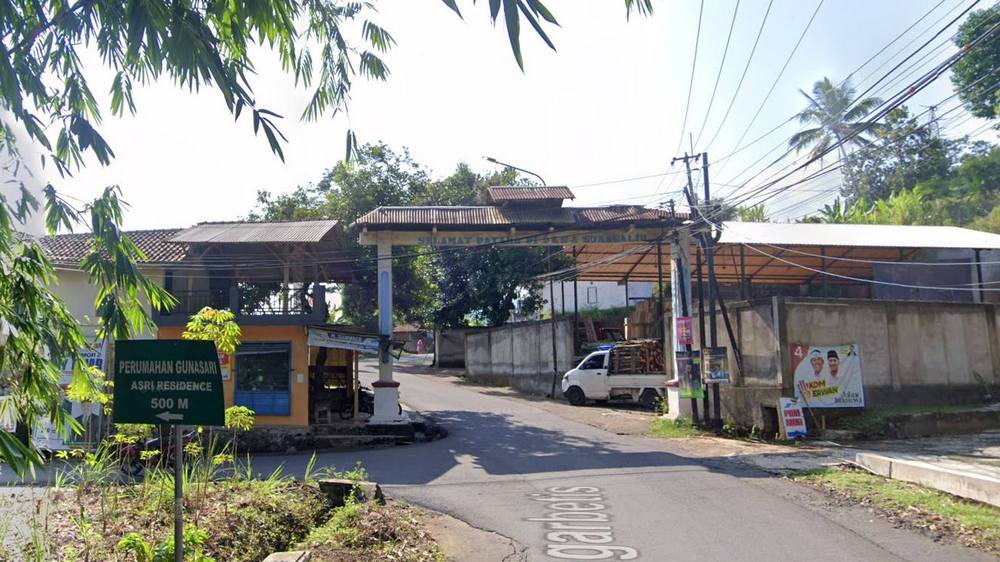 Gerbang masuk ke Kampung Tenjolaya Desa Sukagalih