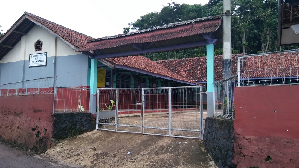 Gerbang sekolah SD Negeri Cikondang II Kecamatan Ganeas