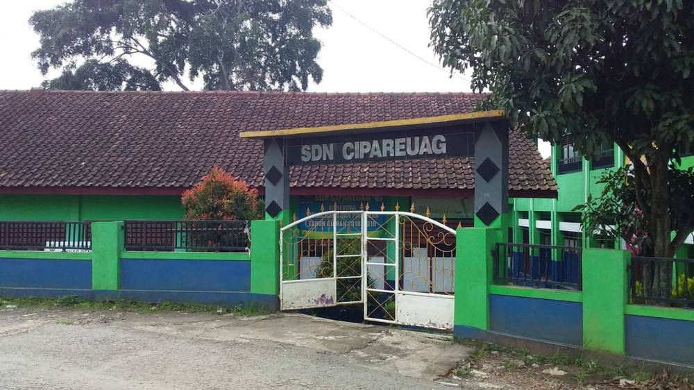 Gerbang SD Negeri Cipareuag Kecamatan Cimanggung