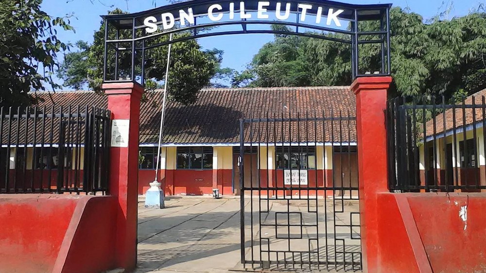 Gerbang sekolah SD Negeri Cileutik Kecamatan Tanjungsari