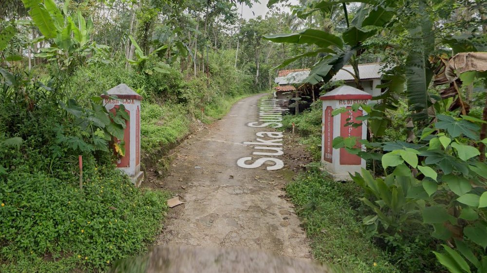 Gerbang desa menuju Kampung Pasirlaja Desa Sukahayu