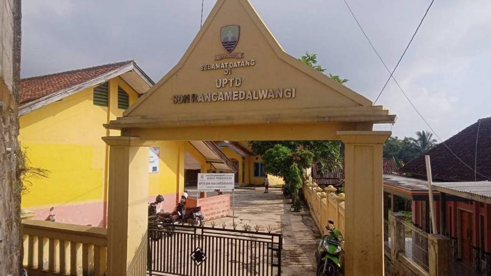 Gerbang sekolah SD Negeri Rancamedalwangi Kecamatan Rancakalong